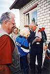 ESVL nimekas naisveteran Leili Kaas annab &uuml;le meened Soome Ol&uuml;mpiakomitee president Tapani Ilkkale, neid j&auml;lgivad Viljandi SVK esimees Kalev Salur (vasakul) ja EOK president Mart Siimann